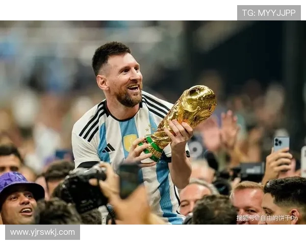 《从梅西到C罗：解析现代足球巨星的成长轨迹与竞技精神》